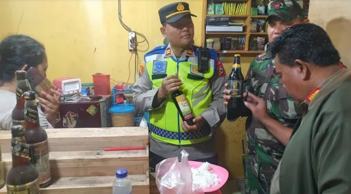 Personil gabungan saat menyita minuman keras dari sebuah warung. (ist)