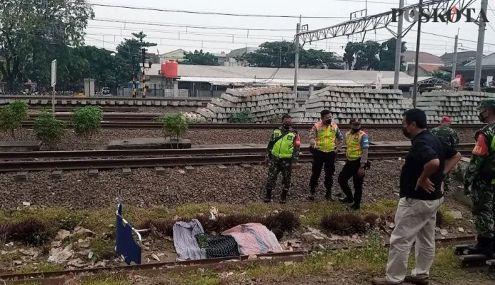 Petugas Kepolisian dan TNI saat mengidentifikasi mayat korban yang tertabrak kereta.(ihsan fahmi)