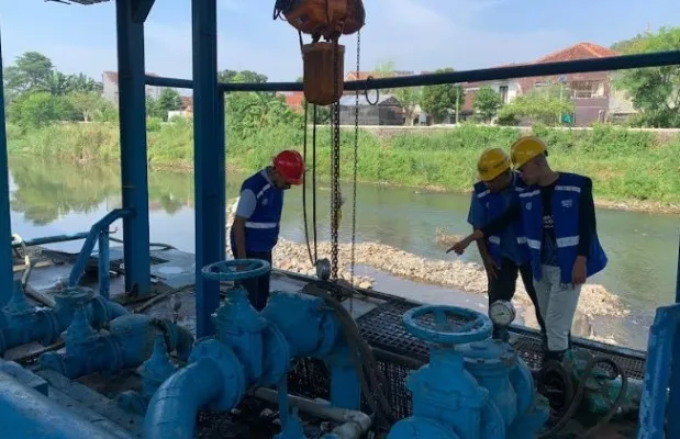 Petugas dari Perumda Air Minum Tirta kahuripan Kabupaten Bogor, saat melakukan pengecekan Pipa air minum. beberapa waktu lalu. Guna mengantisipasi kebocoran pipa di saat waktu Sahur di Bulan Ramadahan 2024, Perumda Tirta Kahuripan siagakan pelayanan teknis selama 24 jam (Ist)