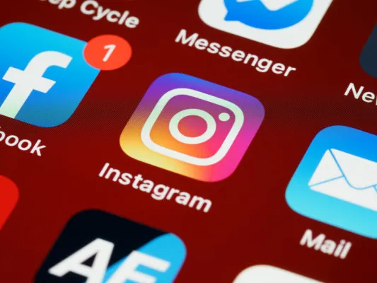 Cara agar orang tidak bisa DM di Instagram. (Sumber: Pexels/Brett Jordan)