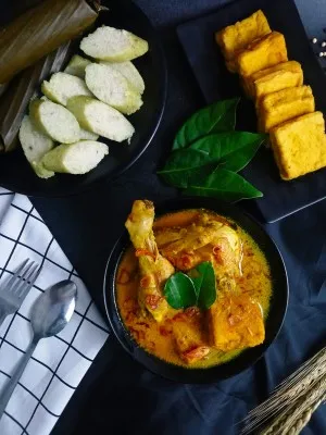 Sejarah ketupat dan opor ayam menjadi hidangan khas lebaran Idul Fitri. (Foto: Pexels)