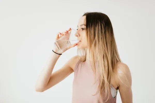 4 cara minum air yang salah menurut dr. Zaidul Akbar (pexels.com/Karolina Kaboompics )