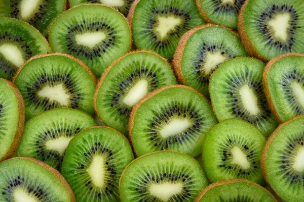 Buah Kiwi juga miliki kandungan serat tinggi yang melebihi Apel. (Pexels/PhotoMIX Company)