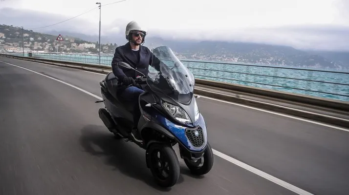 Piaggio MP3, sekuter roda tiga dari Piaggio Group yang memenangi hak paten dengan Peugeot Metropolis. (foto/piaggio)