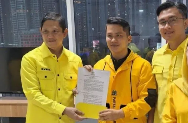 Fitron Nur Ikhsan (tengah) saat menerima SK dari DPP Golkar. (Foto: Ist).