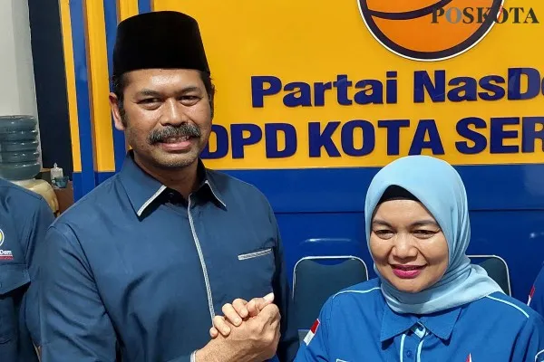 Ketua DPC Demokrat Kota Serang, Nuraeni (kanan) saat bersalaman dengan Rektor Uniba sekaligus kader Nasdem, Furtasan (kiri). (Poskota.co.id/Bilal Hardiansyah)