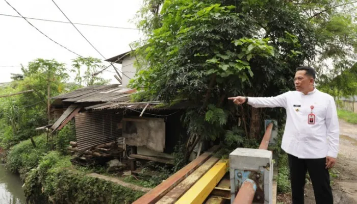 Pj Bupati Tangerang, Andi Ony, saat meninjau aliran Kali Sabi. (Foto/ist)