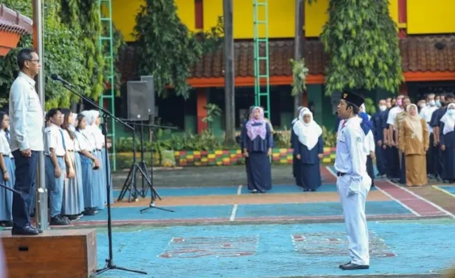 Penjabat (Pj) Gubernur DKI Jakarta Heru Budi Hartono menjadi pembina upacara di Sekolah Menengah Atas Negeri (SMAN) 71, Duren Sawit, Jakarta Timur.(Ist)