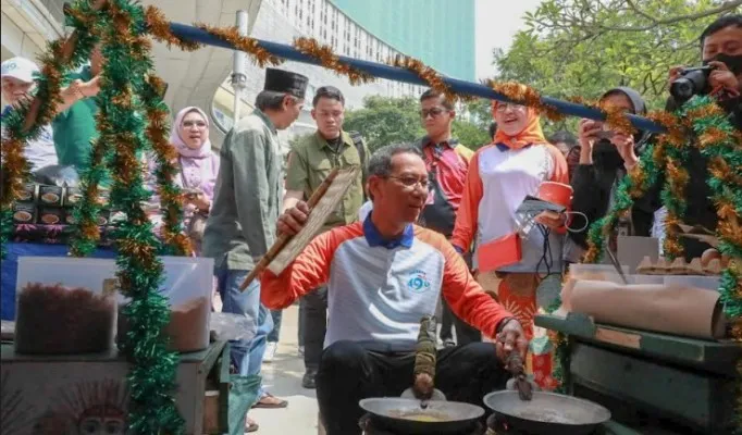 Pj heru jual kerak telur di Laguna Atrium Central Park Mall, Jakarta Barat, Minggu .(Ist)