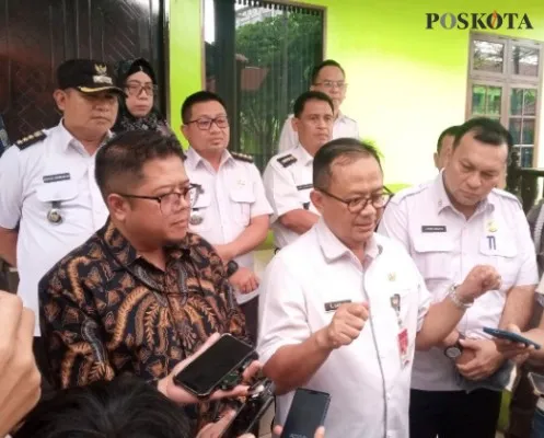 Kemeja putih pakai kaca mata, PJ Wali Kota Raden Gani Muhammad. (Ihsan Fahmi).