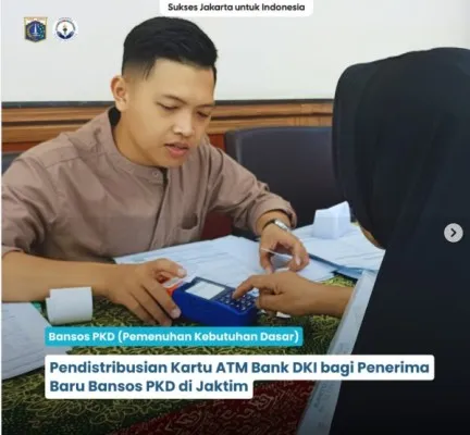 Pemberian kartu ATM Bank DKI kepada penerima baru bansos Kartu Lansia Jakarta (KLJ), Kartu Penyandang Disabilitas Jakarta (KPDJ) dan Kartu Anak Jakarta (KAJ), dilakukan di Aula Kantor Kecamatan Duren Sawit, Sabtu (27/07/2024). (Foto: Intagram @dinsosdkijakarta)