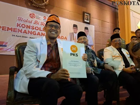 Imam Budi Hartono menerima SK penetapan sebagai Bakal Calon Wali Kota Depok 2024 untuk Pilkada 2024. (Poskota.co.id/Angga Pahlevi)