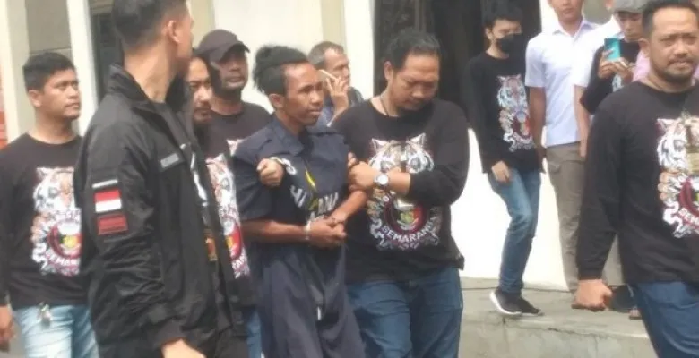 Pelaku mutilasi mayat dicor semen di Tembalang, Semarang, Muhammad Husein saat digelandang ke Mapolrestabes .(Ist)