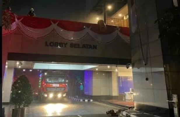 Ruang Pantry Gedung Plaza Mandiri hangus dilahap sijago merah, Kamis dinihari. (ist)