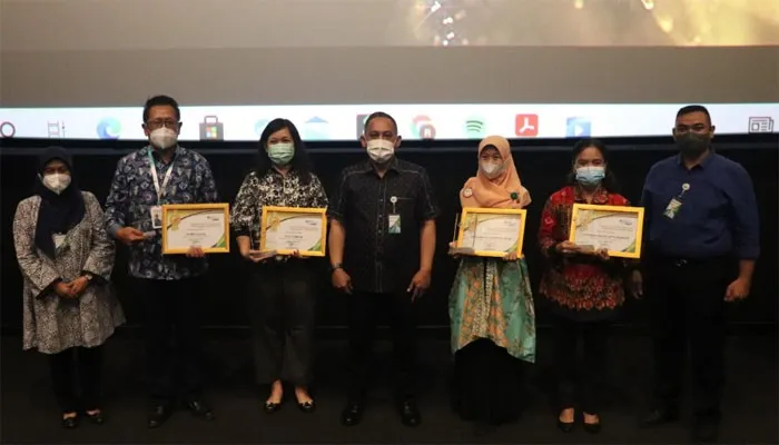 Kepala Kantor Cabang BPJamsostek Bekasi Cikarang Andry Rubiantara, saat menyerahkan PLKK Award 2021.(Ist)