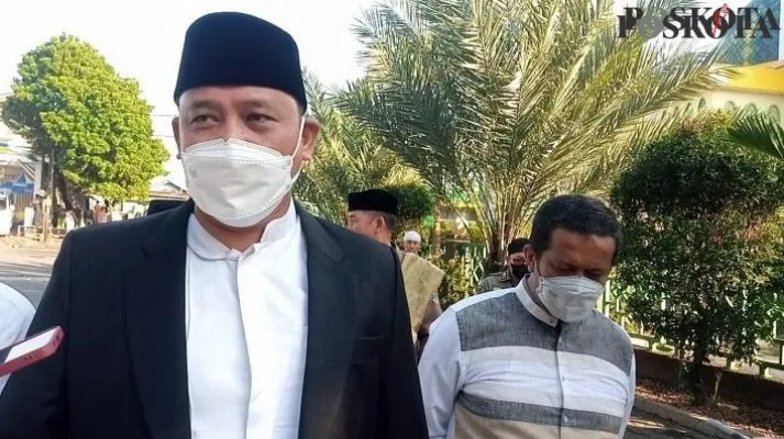 Memakai jas hitam, Ketua DPC PDIP Kota Bekasi sekaligus PLT Wali Kota Bekasi, Tri Adhianto (Ihsan Fahmi).