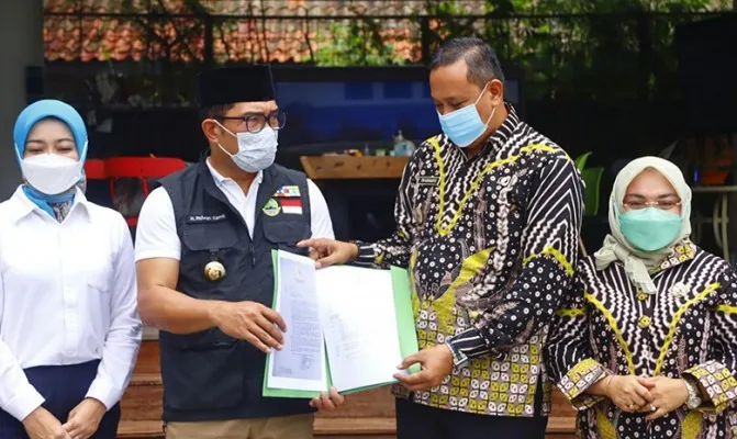 Ridwan Kamil tunjuk Tri Adhianto jadi Plt Wali Kota Bekasi setelah Wali Kota Bekasi Rahmat Effendi di tangkap KPK kasus korupsi. (Foto/ihsan fahmi)