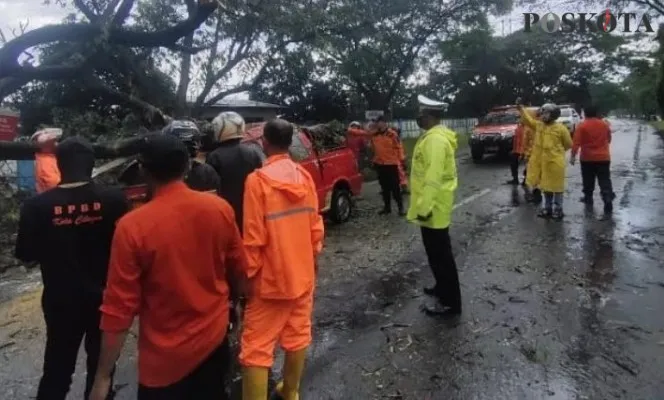 Petugas Satlantas dan BPBD Kota Cilegon saat akan mengevakuasi kendaraan. (haryono)