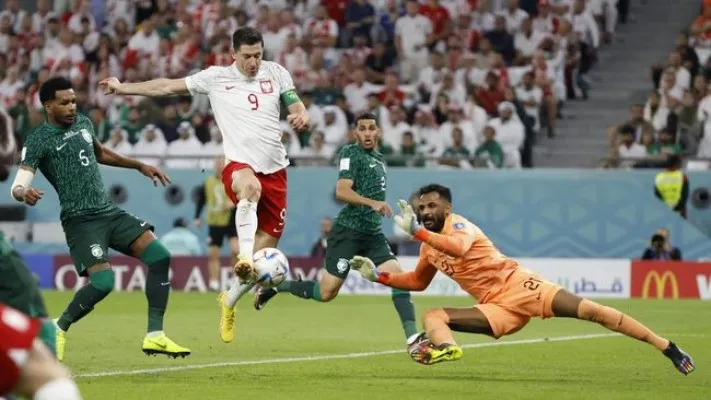 Robert Lewandowski mencetak satu gol saat Polandia mengalahkan Arab Saudi. (REUTERS/ISSEI KATO)