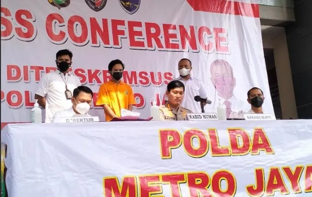 Kabid Humas Polda Metro Jaya, Kombes Pol Endra Zulpan dan Direskrimsus Polda Metro Jaya, Auliansyah Lubis saat konferensi pers di Jakarta, Kamis (28/7/2022). Nitis