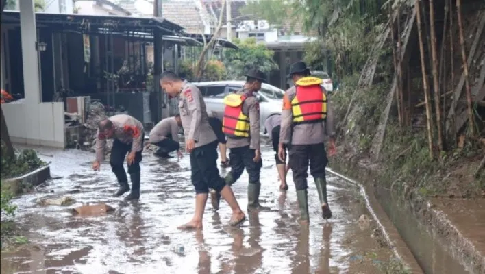 Personil Tim SAR Brimob Polda Banten saat membersihkan lumpur di Perumahan Padma Raya, Kaujon, Kota Serang. (ist)