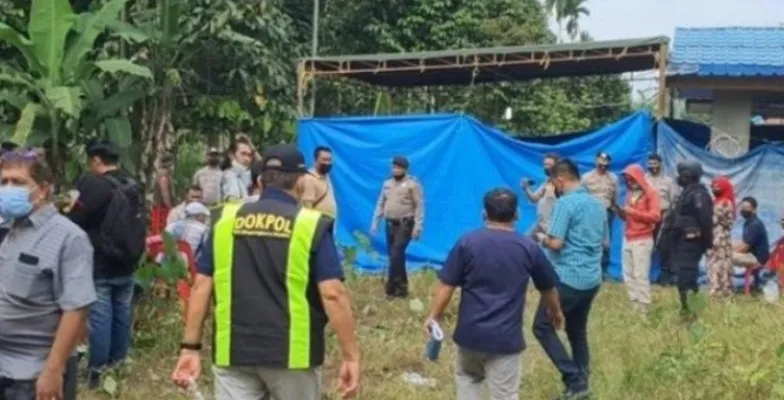 Dalami dugaan penganiayaan, polisi bongkar makam korban kerangkeng Bupati Langkat.(Ist/poskota sumut)