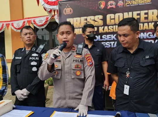 Kapolsek Panongan, Iptu Hotma Manurung saat jumpa pers. (Poskota.co.id/Veronica Prasetio)