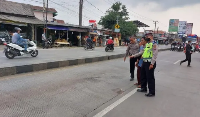 Polisi sedang melakukan olah TKP kecelakaan. (ist)