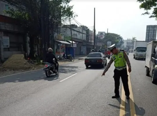 Petugas saat melakukan olah TKP. (Foto/ist)