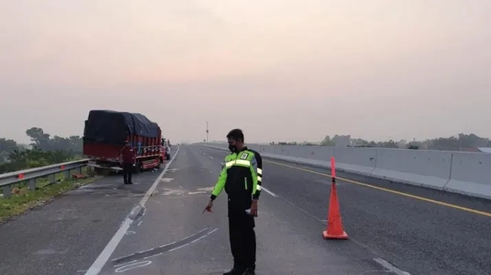 Polisi tunjuk lokasi kecelakaa pebulutangkis Syabda di Tol Pemalang, Jateng. (Ist)