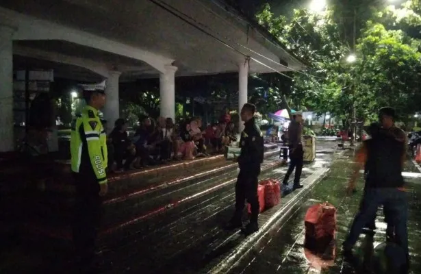 Personil Satgasus Polres Lebak saat melakukan patroli di kawasan Alun-alun Rangkasbitung. (Foto: Dok. Polres Lebak).