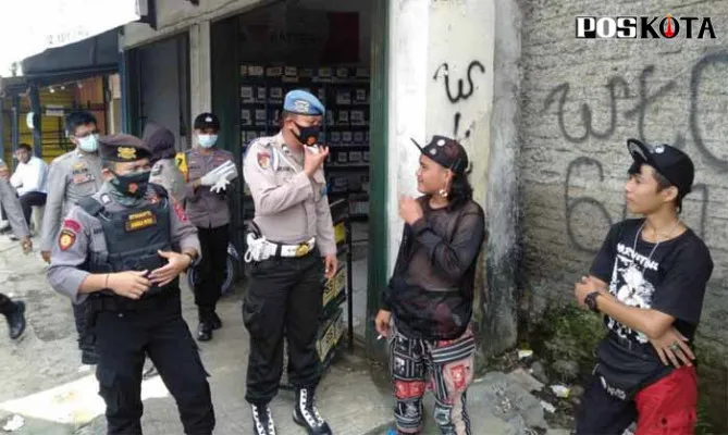 Personil satbinmas didampingi provost saat mengamankan anak punk di simpang ciruas. (rahmat haryono)