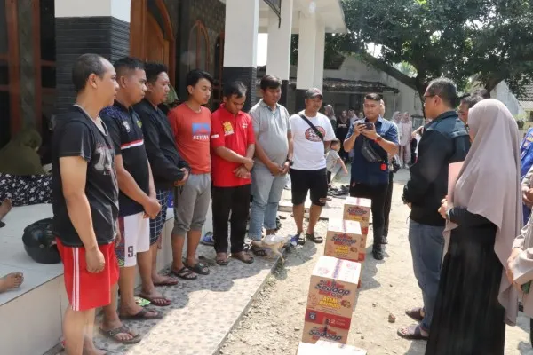 Kapolresta Tangerang, Kombespol Baktiar Joko Mujiono saat memberikan bantuan kepada penghuni asrama Polsek Balaraja. (Dok. Humas Polresta Tangerang)