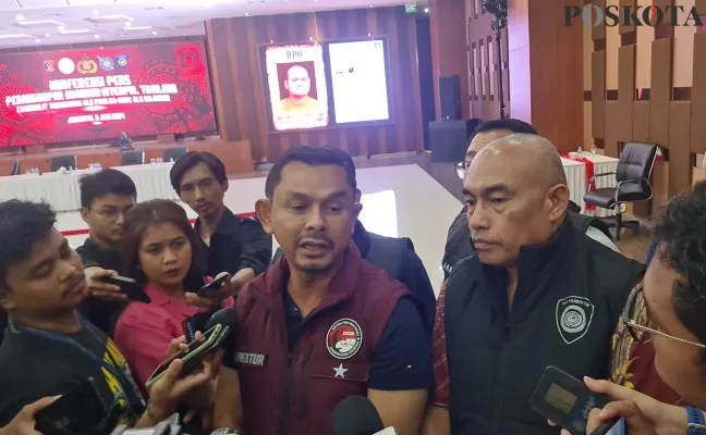 Dirtipidnarkoba Bareskrim Polri, Brigjen Mukti Juharsa saat menjelaskan keterkaitan gembong narkoba Freddy Pratama dengan buronan nomor 1 Thailand yang baru saja ditangkap. (Poskota.co.id/Pandi Ramedhan)