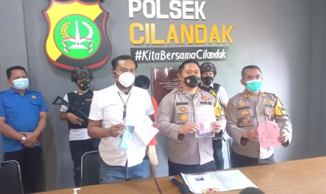 Polsek Cilandak menggelar jumpa pers atas penangkapan kurir narkoba jaringan Lapas Cipinang Jaktim. (Foto/adji)