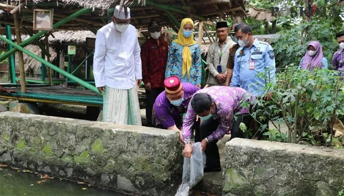 Sekda Kabupaten Tangerang, Maesyal Rasyid saat melepas bibit ikan ke kolam di Ponpes Ma'had Tarbyatul Mubtabadiin. (Veronica)