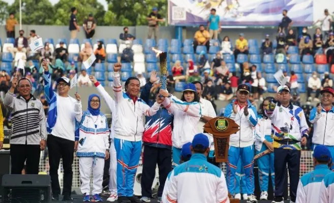 Pj Gubernur Banten Al Muktabar saat membuka Porprov Banten VI di Stadion Benteng Rebound, Kota Tangerang. (ist)