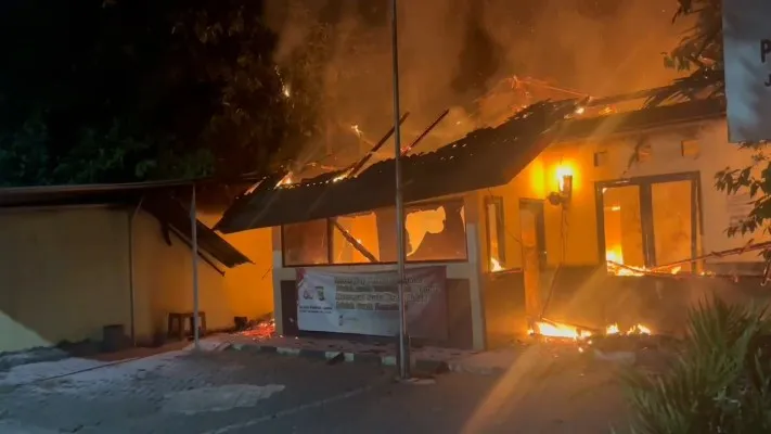 Pos Polisi (Pospol) Graha Raya di Jalan Graha Bunga, Kelurahan Pondok Kacang Barat, Kecamatan Pondok Aren, Kota Tangerang Selatan (Tangsel) terbakar pada Selasa, 23 Juli 2024 malam. (Dok. Warga)