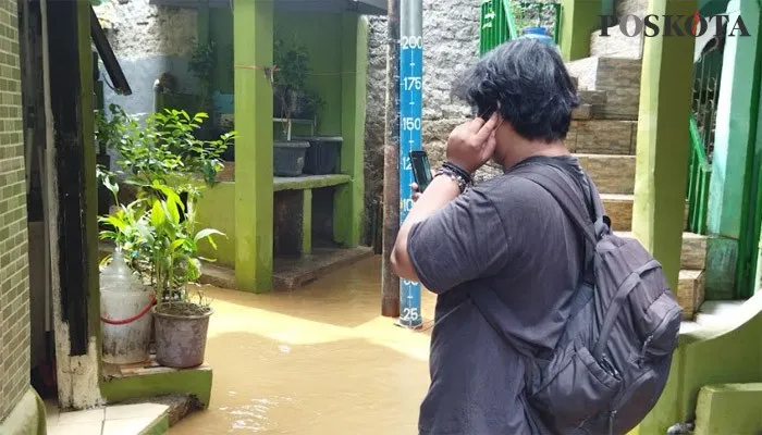 Kondisi permukiman warga Kebon Pala II, Kampung Melayu, Jakarta Timur kala tergenang banjir luapan Kali Ciliwung pada Jumat (29/10/2021) siang (cr02)