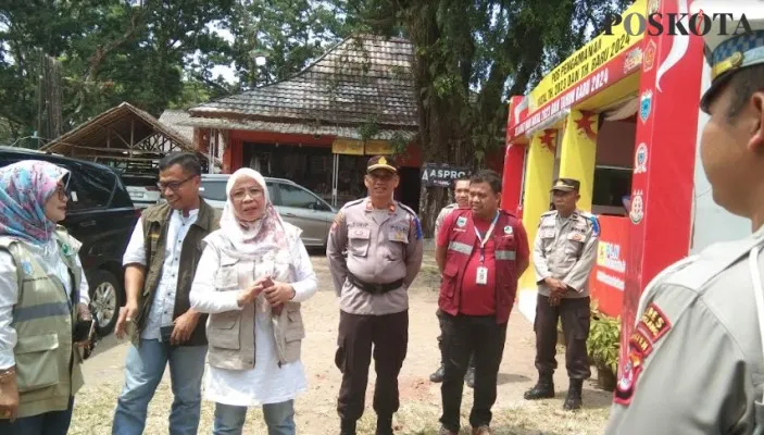 Kepala Dinkes Pandeglang saat meninjau posko pelayanan libur tahun baru. (Foto: Samsul Fatoni).