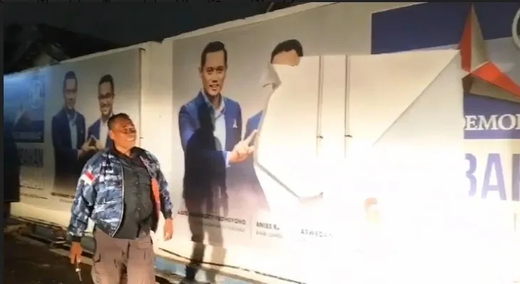 Kader Demokrat  Bekasi merobek gambar Anies Baswedan. (Ist).