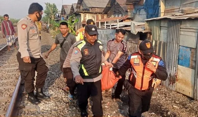 Proses evakuasi jasad tertabrak kereta di Cikarang. (Humas Polres Metro Bekasi).