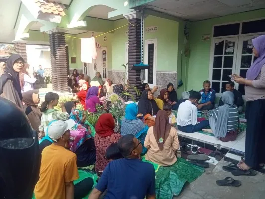 Orang tua murid di Kampung Pondok, Desa Kubang, Kecamatan Sukamulya mengadukan kekecewaan ke rumah Komite sekolah, Kamis, 4 Juli 2024. (Poskota/Veronica)