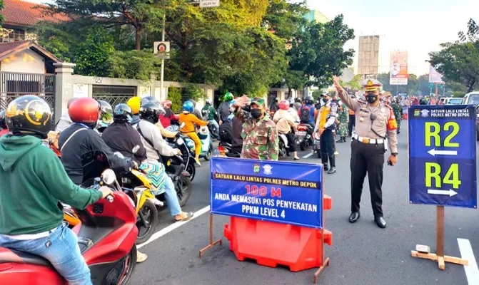 Kasat Lantas Polres Metro Depok AKBP Andi Muhamad Indra Waspada bersama anggota gabungan melakukan penyekatan dan pemeriksaan STRP yang akan masuk ke Jakarta.(Foto/angga) 