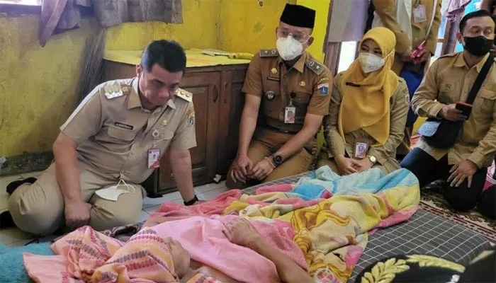 Wakil Gubernur DKI Jakarta Ahmad Riza Patria saat mengunjungi anggota PPSU Kelurahan Kembangan Selatan yang mengidap kanker payudara. (Ist)