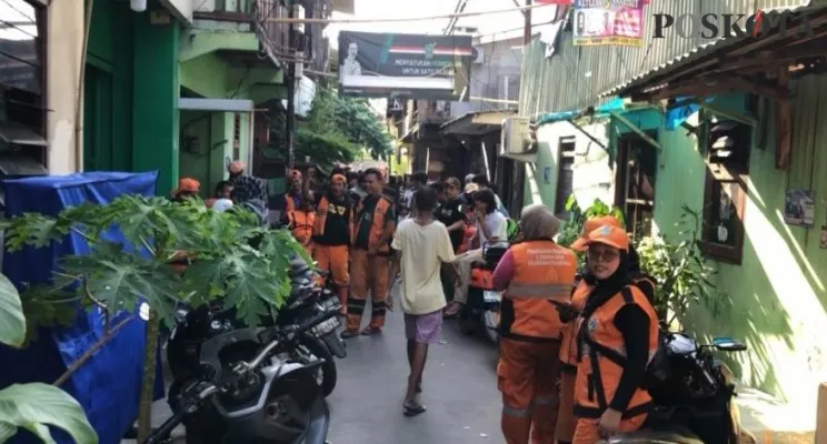 Suasana rumah duka Awan (10) bocah yang tewas dianiaya ayah kandung di Penjaringan, Jakut. (Pandi)