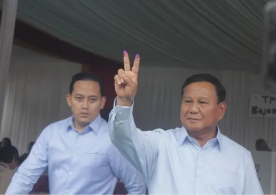 Capres nomor urut 2, Prabowo Subianto seusai mencoblos di TPS 033 Bojong Koneng, Kabupaten Bogor pada Rabu (14/2/2024).(Poskota.co.id/Panca Aji)