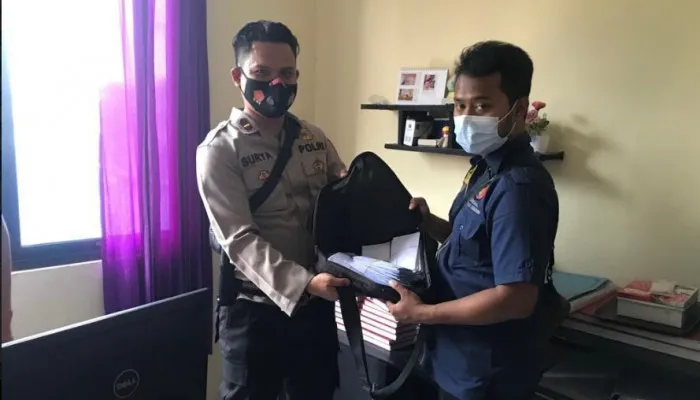 Barang bukti tas berisi ratusan amplop dari Cakades no 2 yang akan dibagikan kepada warga Desa Ranca Kelapa, Kecamatan Panongan, Kabupaten Tangerang. (Foto/ist)