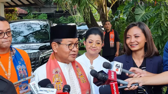 Calon Gubernur Jakarta nomor urut 3, Pramono Anung ditemui wartawan di rumahnya sebelum saat persiapan menuju lokasi debat kedua Pilkada 2024 di Ancol, Jakarta Utara pada Minggu, 27 Oktober 2024. (Poskota/Pandi Ramedhan)