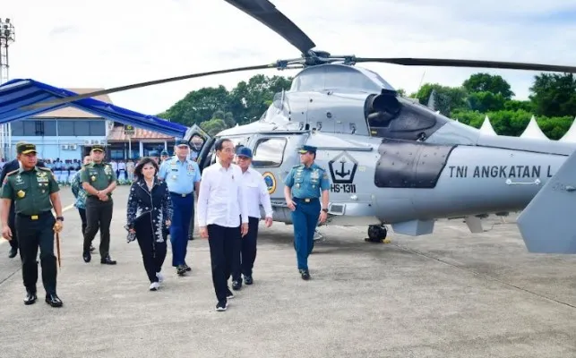 Presiden Joko Widodo saat saksikan penyerahan  pesawat C-130J-30 Super Hercules A-1344. (biro pers).